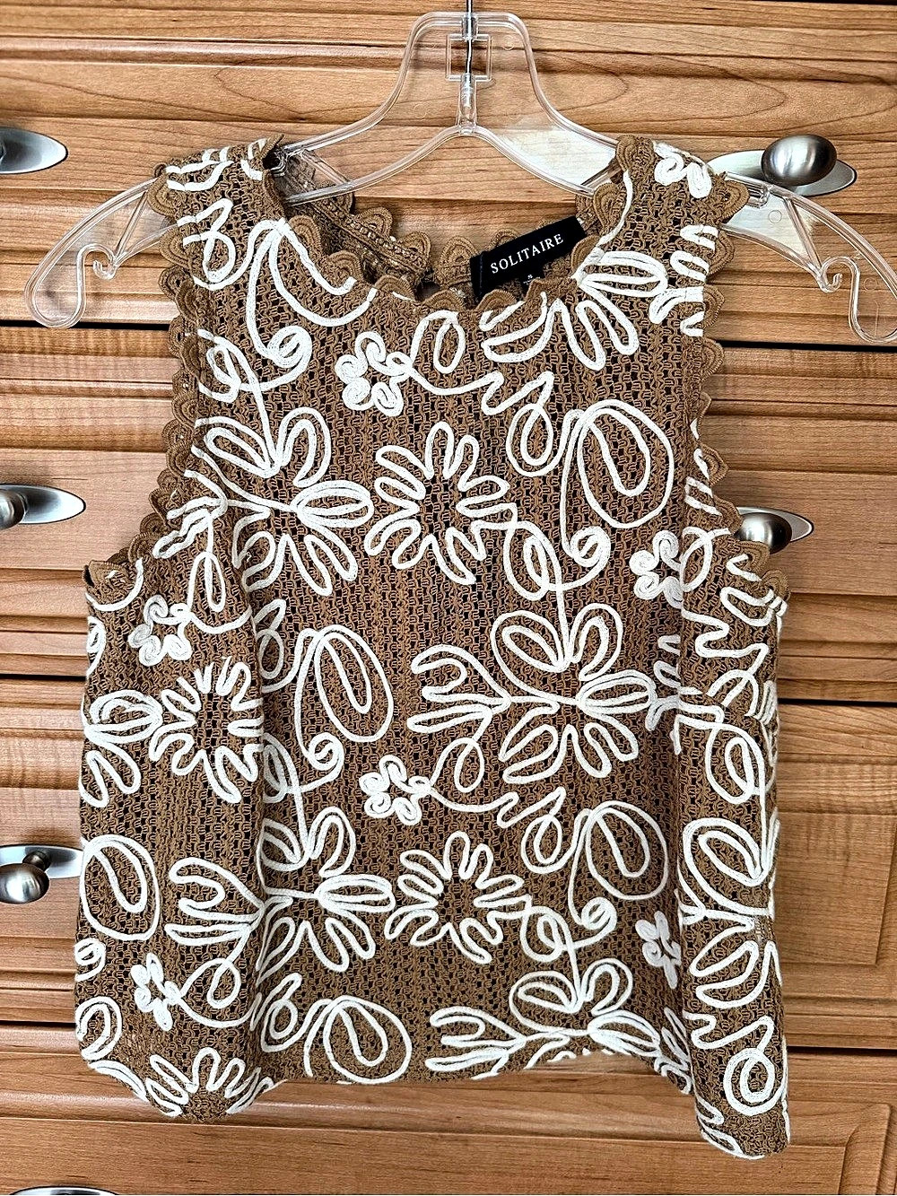 Solitaire Floral Embroidered Sleeveless Top in Brown & White NWT